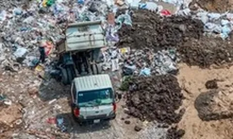 Chủ tịch Hà Nội chỉ đạo kiểm tra vụ ngang nhiên xây dựng trái phép dưới chân cầu Nhật Tân
