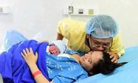 Bộ Chính trị: Nghiên cứu ban hành các chính sách hỗ trợ cho phụ nữ sinh đủ hai con trước 35 tuổi