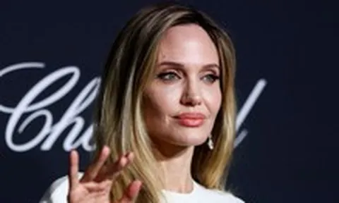 Angelina Jolie tưởng nhớ các nghệ sĩ mất vì chiến tranh; Tom Cruise bác tin giải nghệ