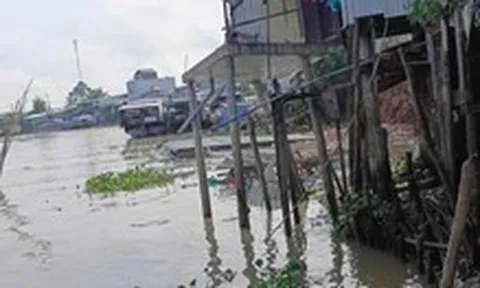 Sạt lở bờ sông Ông Chưởng, ảnh hưởng 10 nhà dân