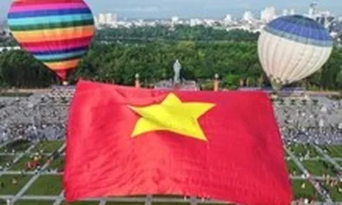 Cờ Tổ quốc 2.025m² tung bay trên quảng trường Hồ Chí Minh