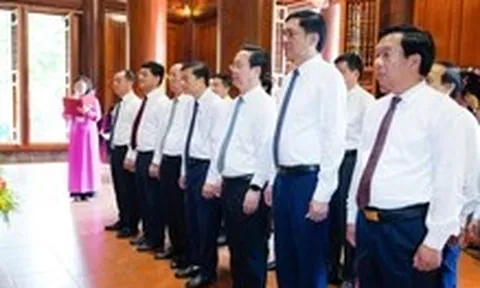 Lãnh đạo tỉnh Nghệ An dâng hoa, dâng hương tưởng niệm Chủ tịch Hồ Chí Minh