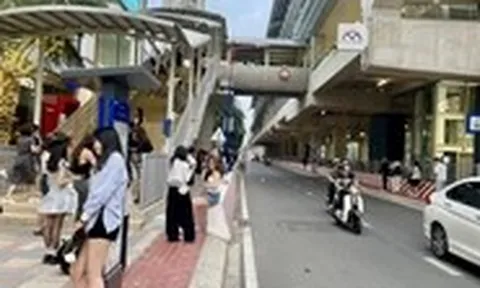 Chụp ảnh ở metro: Đừng chắn lối, chặn cửa tàu