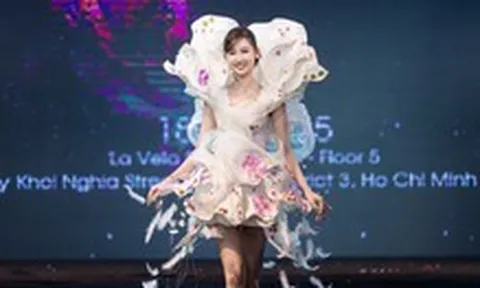Mặc hoa lá lên sàn diễn thời trang