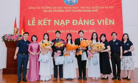 Năm học sinh ưu tú được kết nạp Đảng
