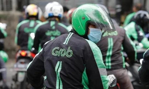 Chạy Grab, Gojek được 200k/ngày mà mỗi cuốc xe bị "cắt máu" đến 20%: Làm nghề này ở đây là khổ hay sướng?