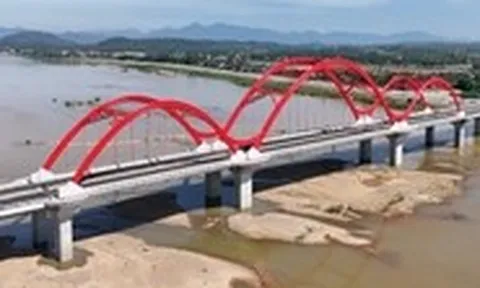 Cận cảnh cầu vòm thép rất đẹp nối đôi bờ sông Trà Khúc