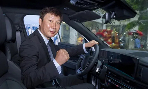 Hyundai Thành Công bàn giao xe Santa Fe bản cao nhất cho HLV tuyển Việt Nam Kim Sang-sik