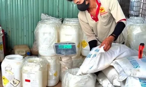 Đột kích xưởng phân bón lậu ở Đồng Nai, đóng gói bằng nguyên liệu Trung Quốc