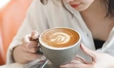 Bị tố bịt kín ổ điện để đuổi khách ngồi lâu, The Coffee House nói 'đang điều chỉnh'