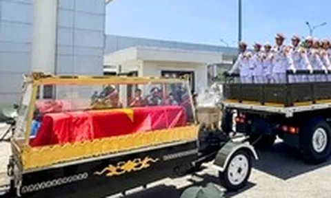 Đưa linh cữu nguyên Chủ tịch nước Trần Đức Lương về quê nhà Phổ Khánh