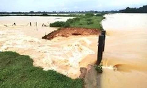 Nước lũ chảy về quá lớn làm vỡ một đoạn đập hồ chứa nước ở Hà Tĩnh