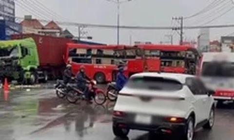 Xe khách giường nằm va chạm với xe container trên quốc lộ 13, 5 người bị thương