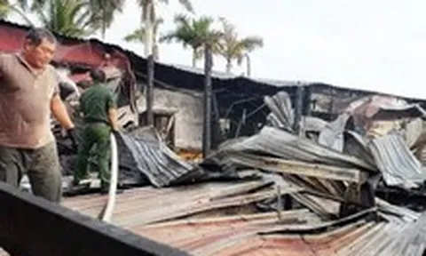 Cháy cửa hàng xăng dầu Đất Mũi