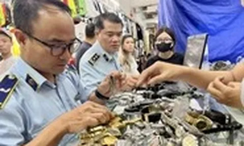 Bảo vệ 'báo động', tiểu thương Saigon Square lập tức đóng sạp để né kiểm tra