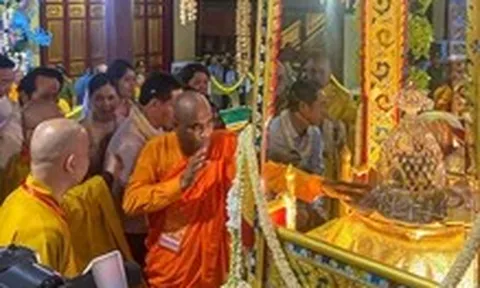 Đà Nẵng: Người dân thức xuyên đêm chiêm bái xá lợi Phật