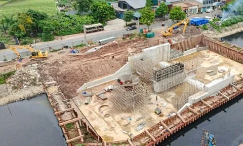 Công trình đập dâng giữ nước đầu tiên trên sông Tô Lịch dần thành hình