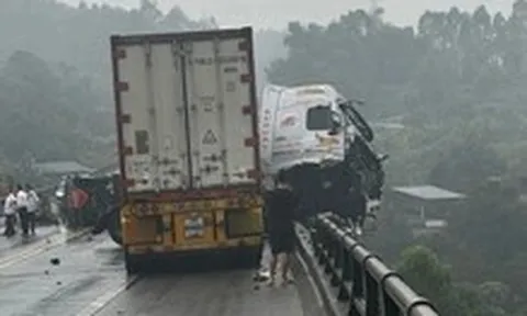 3 ô tô tông liên hoàn trên cao tốc 2 làn, đầu xe container lơ lửng trên thành cầu
