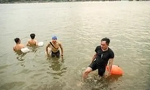 Người Hà Nội ra sông Hồng bơi giải nhiệt