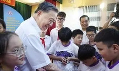 Tổng Bí thư Tô Lâm thăm, tặng quà học sinh trường Nguyễn Đình Chiểu và Xã Đàn
