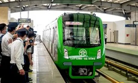 Chuyên gia ngạc nhiên vì mái nhà ga Cát Linh - Hà Đông bị tốc từ bão Yagi đến nay mới sửa