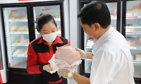 Người tố cáo bán 'thịt bẩn' bị C.P chấm dứt hợp đồng lao động