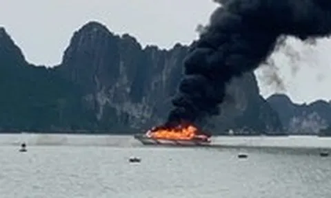 Tàu du lịch cháy ngùn ngụt ở Vân Đồn