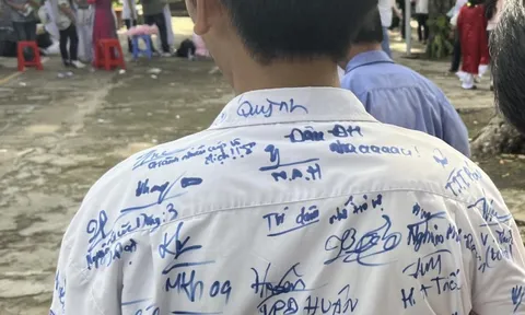Thí sinh mặc áo chi chít chữ ký, có được vào dự thi?