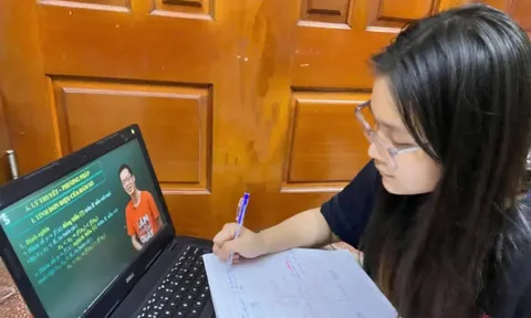 Sĩ tử tận dụng mạng xã hội để ôn thi hiệu quả