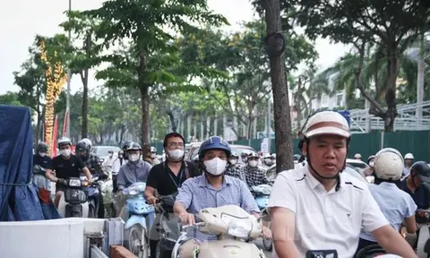 Rào một phần đường gom Đại lộ Thăng Long, xe máy tràn lên vỉa hè tránh ùn tắc