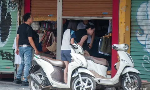 Cửa hàng ở Hoàn Kiếm, Ba Đình buôn bán kiểu lạ lùng, khách luồn qua khe cửa