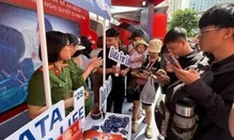Hàng nghìn người tham quan các giải pháp tiện ích của Đề án 06/CP