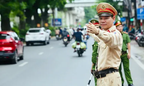Cán bộ, chiến sĩ Công an Hà Nội túc trực tại các điểm trường hỗ trợ sĩ tử