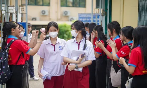 Một phòng thi lớp 10 tại TPHCM bất ngờ bị dột, thí sinh phải chuyển phòng thi