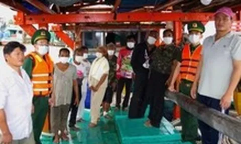 Biên phòng Cà Mau cùng ngư dân cứu 8 người nước ngoài trôi dạt trên biển