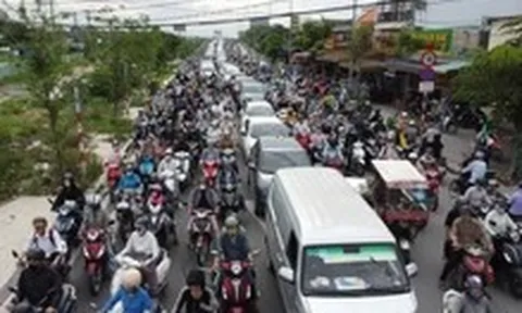 Cấm xe máy vào đường dẫn cao tốc TP.HCM - Long Thành, tuyến đường xung quanh ùn tắc nghiêm trọng