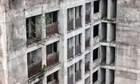 Hàng ngàn căn hộ tái định cư ở Hà Nội đang 'phơi nắng phơi mưa', cũ nát đến khó tin