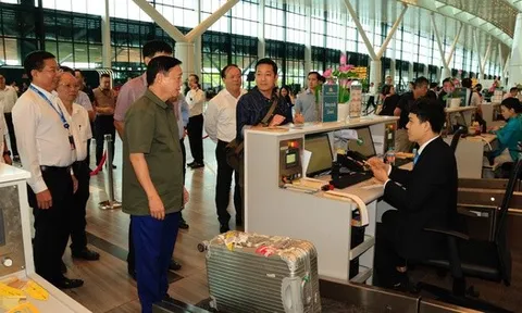 Phó Thủ tướng Trần Hồng Hà thị sát hoạt động của nhà ga T3 - sân bay Tân Sơn Nhất