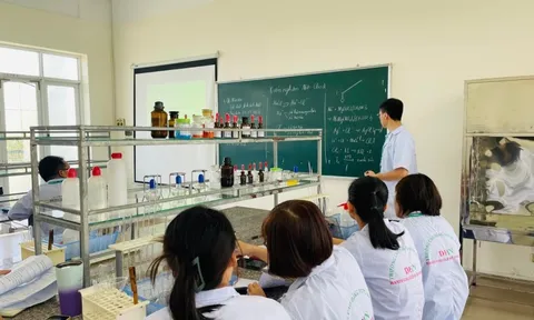 Cao đẳng Dược Hà Nội: Dạy sinh viên không chỉ biết nghề, mà phải làm được nghề