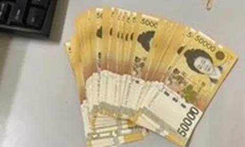 Thấy 5 triệu won bỏ quên, nữ nhân viên xe đẩy sân bay Nội Bài trả ngay cho khách Hàn Quốc