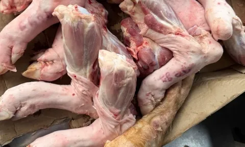 Cận cảnh thịt heo 'lạ' siêu rẻ bày bán bên hông chợ đầu mối Hóc Môn