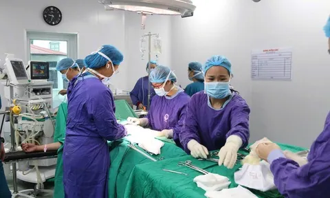 Hành trình nghẹt thở cứu thai nhi tím tái trong ca sinh hiếm gặp