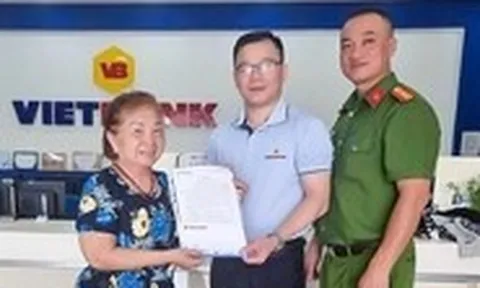Cụ bà trả lại 300 triệu đồng cho người chuyển khoản nhầm
