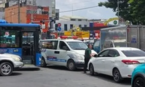 Kẹt xe 'tứ phía' ở ngã tư Thủ Đức giữa trưa nắng, nguyên nhân do đâu?