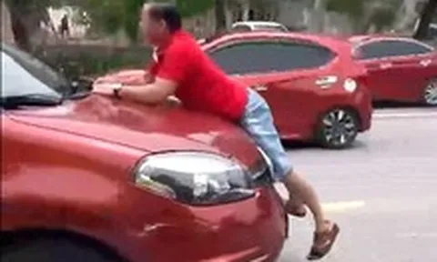 Sau cuộc cãi vã, người đàn ông bám vào nắp ca pô ô tô đang di chuyển