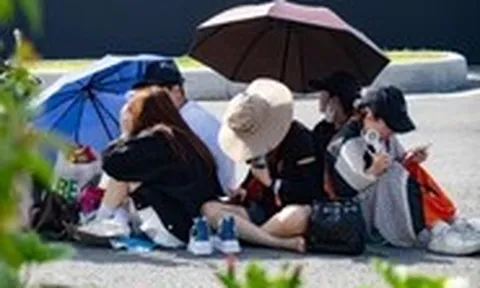 Xếp hàng ngồi giữa nắng quyết 'đu' các Anh trai vượt ngàn chông gai