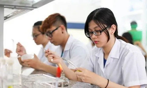 Trường Đại học Dược Hà Nội công bố mức học phí năm 2025, điểm chuẩn hai năm gần đây