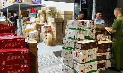 Công an Hà Nội phát hiện số lượng lớn bánh kẹo không rõ nguồn gốc ở La Phù