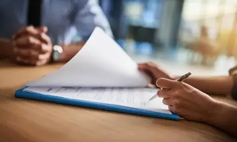Một công ty bảo hiểm thông báo hoàn lại phí cho khách mua bảo hiểm nhân thọ nhưng chưa được duyệt trước 1/7/2025