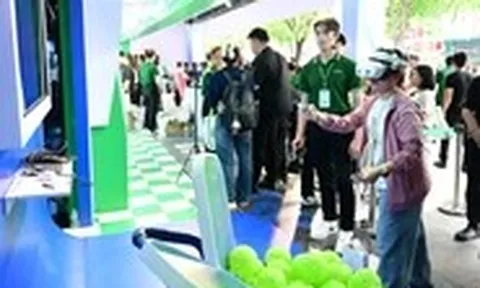 Bạn trẻ hào hứng trải nghiệm thành phố số tại Lễ hội không tiền mặt 2025